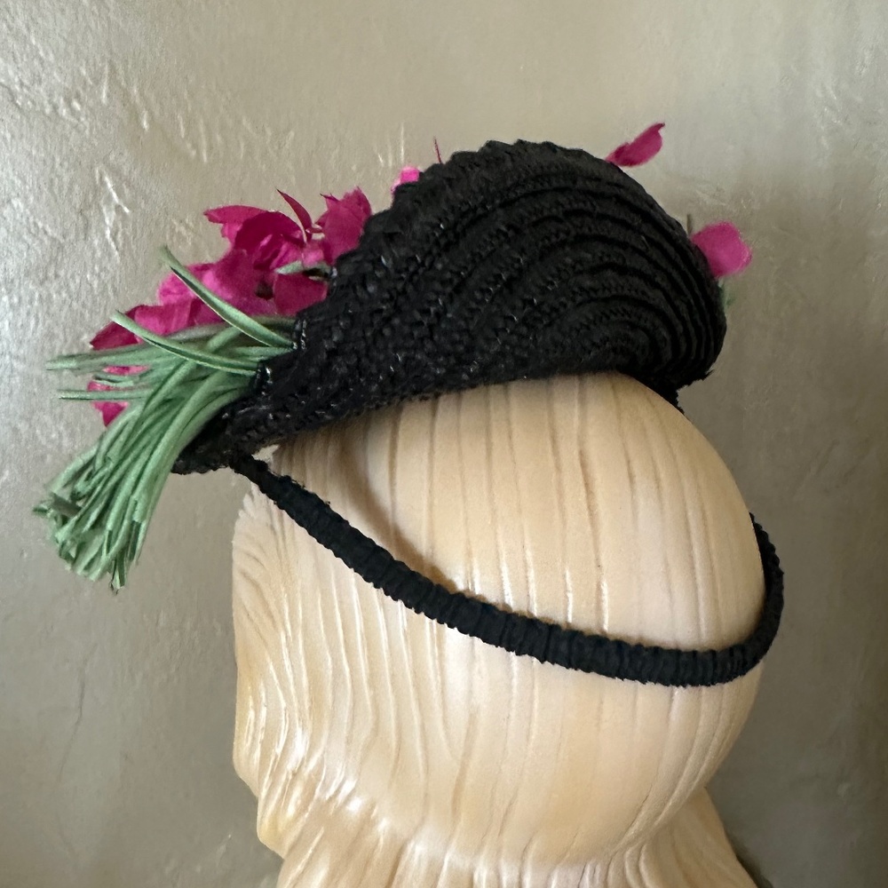 ADORABLE 1940s' BLACK TILT STRAW TOQUE WITH FUCHSIA FABRIC FLOWERS & STEMS - Picture 7 of 12